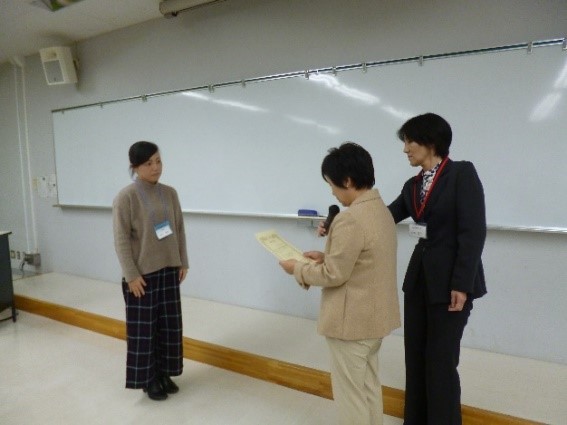 写真6 修了証の授与